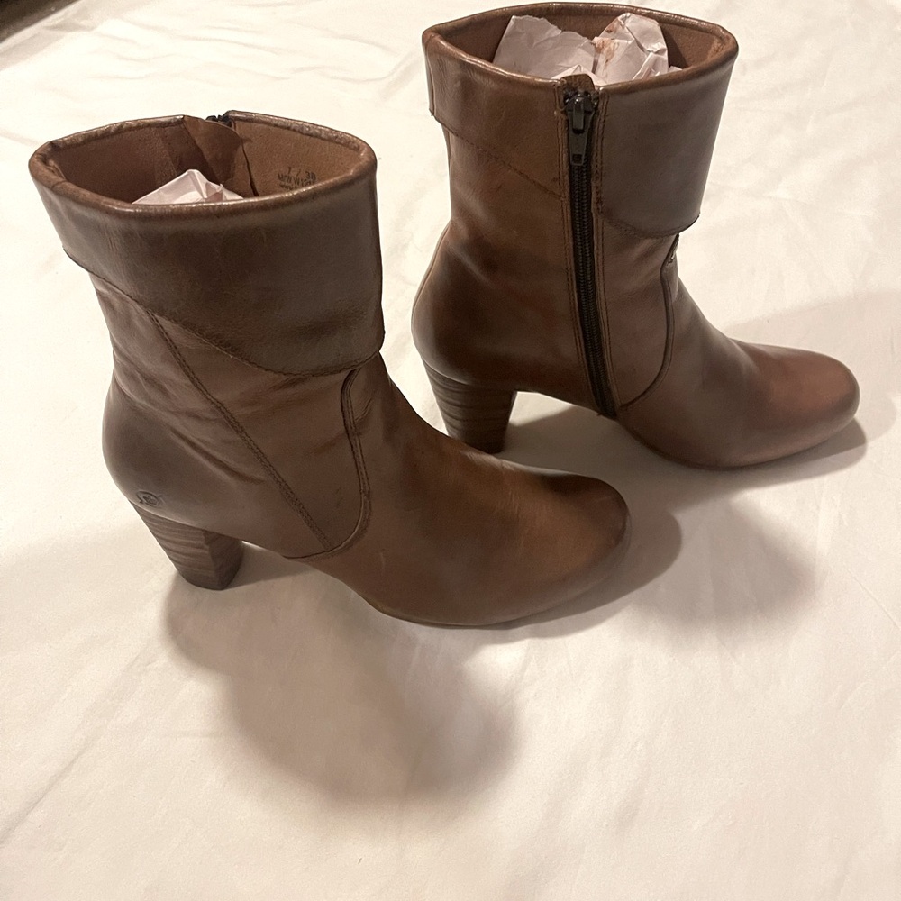Born, brown leather ankle boots. Sz 38.